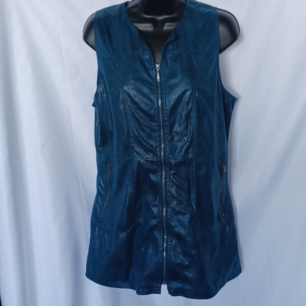🌸Fantasia Vest Long Blue Embossed Faux Leather, pit to pit is 18", lg is 29"